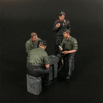 Wehrmacht Tank Crew Playing the Cards, Battle of Kursk--four figures and 6 oil drums #0