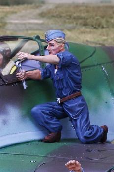 Luftwaffe Maintenance Crew--single kneeling figure with socket wrench #0