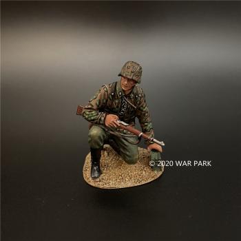 Das Reich SS Kneeling with MG42 Ammo, Battle of Kursk--single figure Das Reich SS Kneeling with MG42 Ammo, Battle of Kursk--single figure #46788