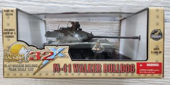 M-41 Walker Bulldog with crew of 2 figures--Olive drab--RETIRED. - ONE AVAILABLE!  #389