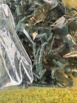 WWII Combat Marines (DARK GREEN)--50 marines in 7poses, stiff plastic--RETIRED. #36975