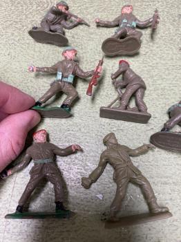Crescent Originals - Post World War Ii British Soldiers - 28 figures - ONE AVAILABLE!  #49730