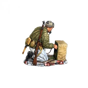Russian Radio Operator with Mosin--single kneeling figure with radio Russian Radio Operator with Mosin--single kneeling figure with radio #50042