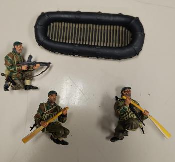 Image of Commando Dinghy Set--three figures--RETIRED--DAMAGED--LAST ONE!!