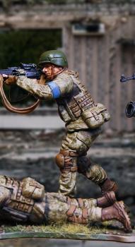 Ukrainian Warrior with M60--single figure advancing #50184