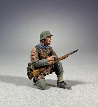 Waffen SS Grenadier Advancing Cautiously, 1942-45--single kneeling figure #50393