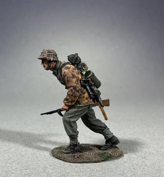 Image of German Waffen SS Grenadier Advancing with K98, 1941-45--single advancing figure