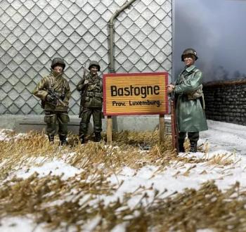 Image of "Welcome to Bastogne"--101st Airborne 327th Glider Infantry--three figures and accessory set