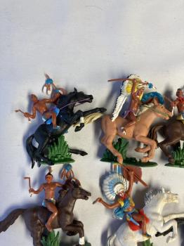 Britains Swoppett Style American Indians Lot #4 (8 Mounted )- *Shows some paint wear Britains Swoppett Style American Indians Lot #4 (8 Mounted )- *Shows some paint wear #50660