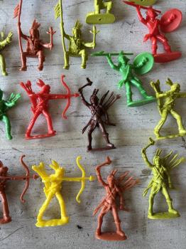 Guliver - Apache Indian figures --40 Pieces--RETIRED. #51051