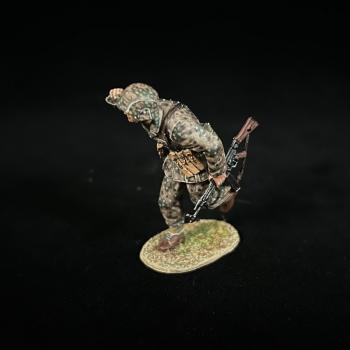 Waffen-SS STG44 Gunner Bend Forward A--single figure (right hand on helmet) #51059