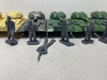 Image of Lido Tank Lot--6 tanks and soldiers (colors vary)--RETIRED. - Limited Quantities
