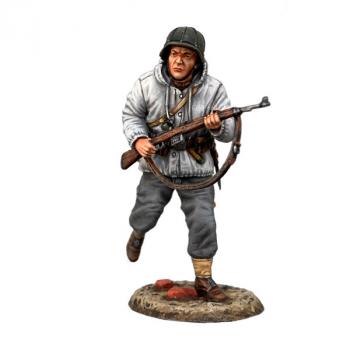 Image of German Running with Gewer 43, Battle of Konigsburg, Eastern Front, 1945--single figure