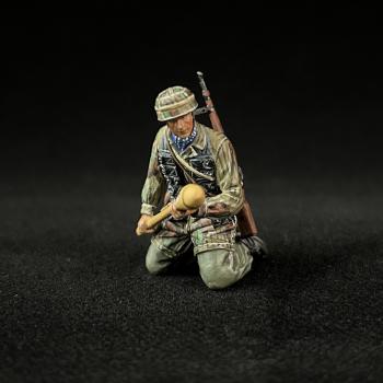 Image of Fallschirmjäger Rifleman Holding a Panzerfaust, Battle of Normandy--single kneeling figure