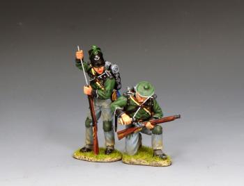 Image of 95th Rifles "Loading & Reloading"--two Napoleonic-era British figures (wearing Tam O' Shanter, kneeling reloading; wearing shako, standing ramming)