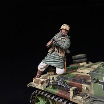 Image of Tank Rider Submachine Gunner. The Stug III Assault Gun, Battle of Kharkov--single kneeling firing figure