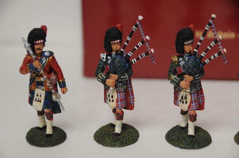 Black Watch Pipes and Drums, Limited Edition Set, Early 20th Century--seven figures--RETIRED--LAST ONE!! #2 Black Watch Pipes and Drums, Limited Edition Set, Early 20th Century--seven figures--RETIRED--LAST ONE!! #2