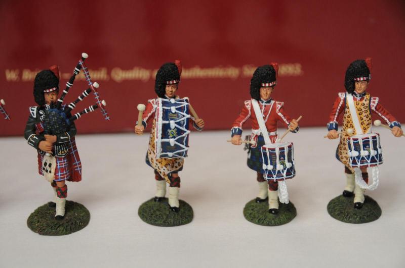 Black Watch Pipes and Drums, Limited Edition Set, Early 20th Century--seven figures--RETIRED--LAST ONE!! #4 Black Watch Pipes and Drums, Limited Edition Set, Early 20th Century--seven figures--RETIRED--LAST ONE!! #4