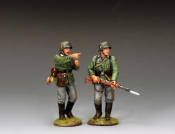 "Look Over There"--two Classic Wehrmacht Infantry figures (officer and soldaten) #51813