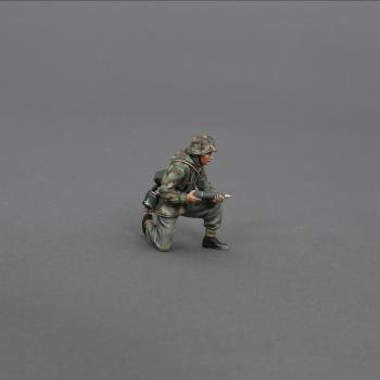 Kneeling SS Artillery Crewman with Shell--single kneeling figure (no base) #52449