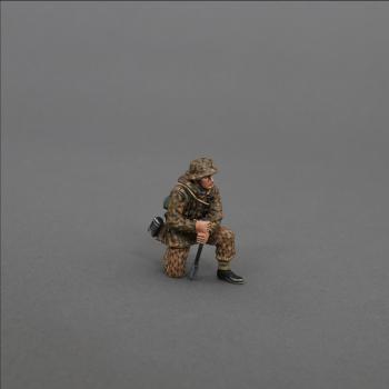 Kneeling German Artillery Crewman in Camo Suit with Short Ramrod, WWII--single kneeling figure (no base) #52450