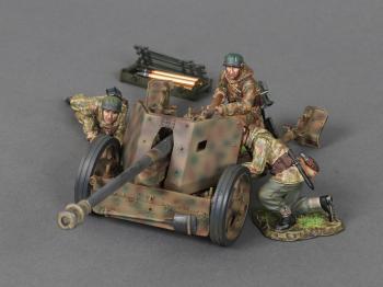 Pak 40 75mm Anti Tank Gun with Crew--cannon and three Fallschirmjäger crewmen and ammunition accessories #52625