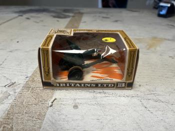Britains Ltd - 105mm Pack Howitzer -- 9724 -- In Box -- TWO AVAILABLE!  #52822