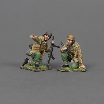 Image of NCO Spotter Team, The Fallschirmjaegers, WWII--two kneeling figures with SMGs #52873