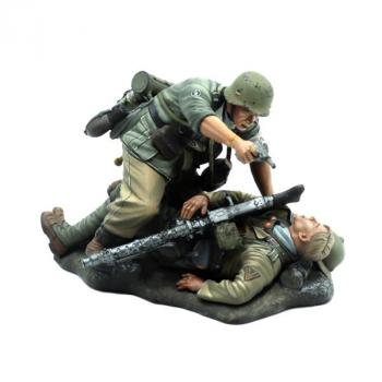 Image of Das Deutsche Afrika Korps Medic and Wounded, North Afrika, 1941-1943--single kneeling figure firing pistol crouching over prone machine gunner on single base #52893