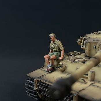 DAK Tiger Tank Crew B, Deutsches Afrikakorps--single seated figure wearing shorts #52973