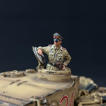DAK Tiger Tank Officer, Deutsches Afrikakorps--single figure leaning on round top hatch #52978