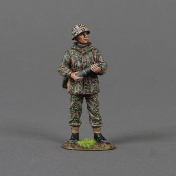 Gun Crew Loader #1 with Shell for 10.5 cm leFH 18/40 (Light Field Howitzer)--single figure in Plane Tree Pattern camouflage #53068