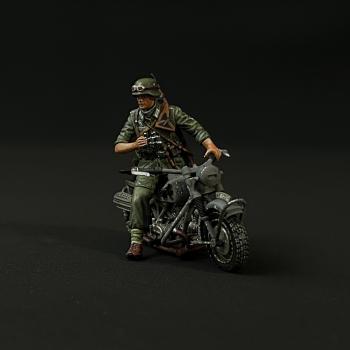 Image of Wehrmacht Single-rider Motorcycle Scout, Battle of Kursk--single figure with binoculars on motorcycle #53368