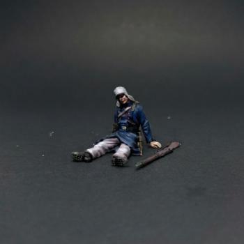 Dead French Foreign Legionnaire--single seated figure and loose rifle #53385