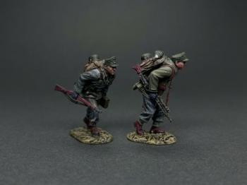 Two Running Gebirgsjager (A), WWII Germans--two running figures on rock-style plain bases (carrying MG42; carrying spare ammunition) #53392