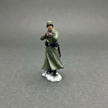 SS Soldier Pointing Rifle, Winter Version, WWII Germans--single standing figure #53629