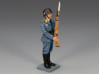 Image of Luftwaffe Standing Airman Presenting Arms--single figure--RETIRED. #20271