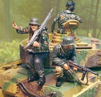 Image of PzKfw IV Normandy Tank Riders (with separate bases)--two figures--ONE IN STOCK.