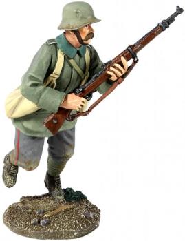 1916-18 German Infantry Running with Grenade Bags No. 1--single figure 1916-18 German Infantry Running with Grenade Bags No. 1--single figure #31142