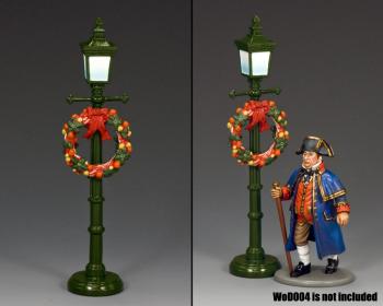 Christmas Lamp Post--single lamp post with wreath--12.3cm tall Christmas Lamp Post--single lamp post with wreath--12.3cm tall #32158