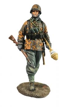 Waffen SS Advancing with Panzerfaust--single figure #39003