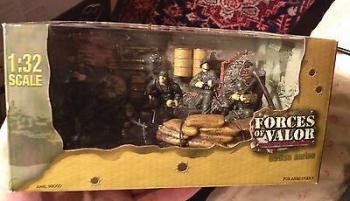 German 716th Infantry--five figures & accessories--RETIRED.  (BOX HAS SOME MINOR DMG) #41559