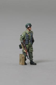 Fallschirmjager in early pattern jump smock and green combat trousers with Luftwaffe blue bandolier (without base)--single figure Fallschirmjager in early pattern jump smock and green combat trousers with Luftwaffe blue bandolier (without base)--single figure