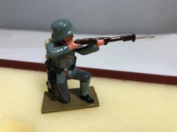 German Army - Kneeling Firing w/Steel Helmets- 5 figures German Army - Kneeling Firing w/Steel Helmets- 5 figures #42325