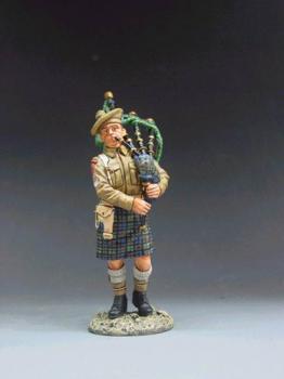 Scottish Argyll Bagpiper--single figure--RETIRED. - ONE AVAILABLE!  Scottish Argyll Bagpiper--single figure--RETIRED. - ONE AVAILABLE!  #728