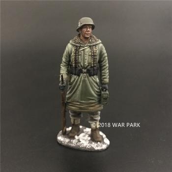 LSSAH soldier with MG42 Ammo, Battle of Kharkov--single figure LSSAH soldier with MG42 Ammo, Battle of Kharkov--single figure #46703