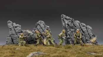 Figurine Soldiers fighting in front of rock formation